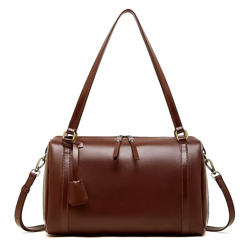 Elegant and Timeless Handbag with Minimalist Design and Secure Magnetic Closure
