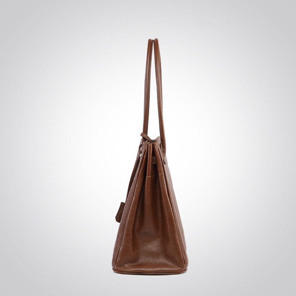 Functional and Stylish Shoulder Bag with Internal Pockets and Secure Zipper Top