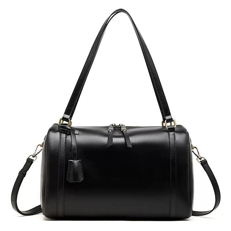 Elegant and Timeless Handbag with Minimalist Design and Secure Magnetic Closure
