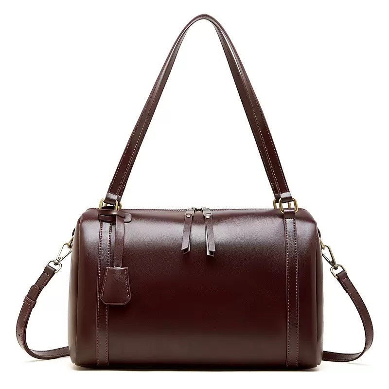 Elegant and Timeless Handbag with Minimalist Design and Secure Magnetic Closure